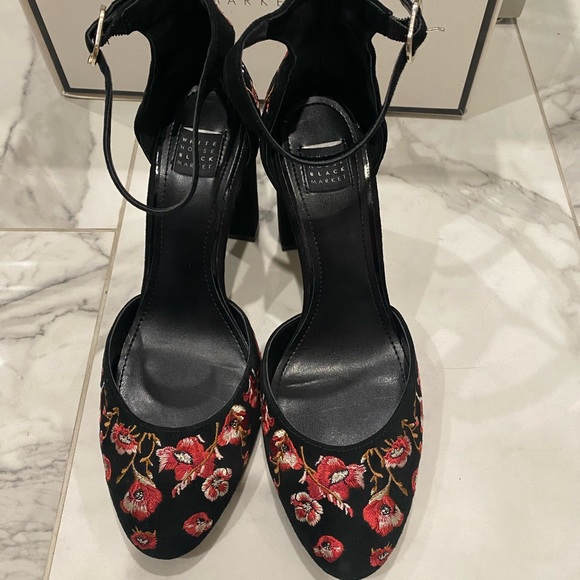 Luxe White House Black Market Piper Black Velvet and floral embroidered pumps πΉ - Picture 3 of 16